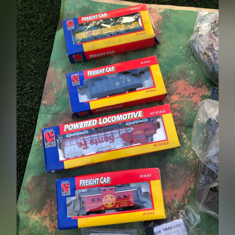 Model Train Set with Accessories - Picture 2 of 6